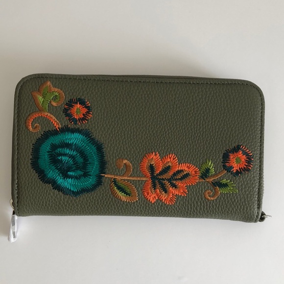 NWOT Thirty One Jewell Wallet Green Embroidered Floral Boho - Picture 1 of 5